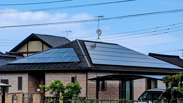 太陽光パネルがついている家